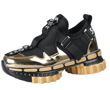 Zapatillas deportivas Viggo Gear con correa de suela y cierre.