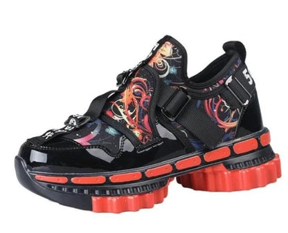 Zapatillas deportivas Viggo Gear con correa de suela y cierre.